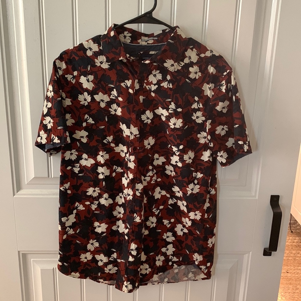 Men’s short sleeved button up. Floral pattern. Size M. Never worn